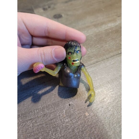 Rubber ACC Woman zombie brains finger puppet glow in the dark halloween toy figu - Picture 2 of 5